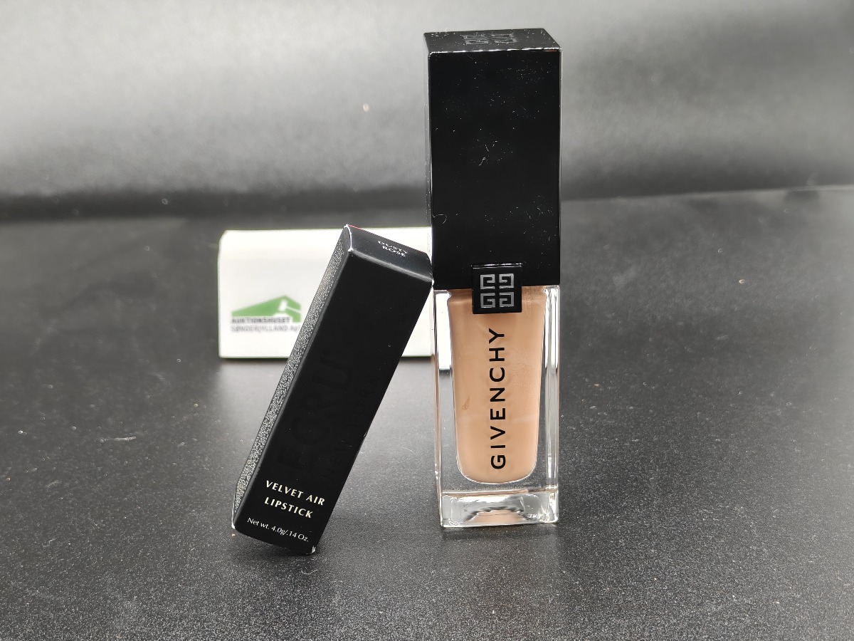 Givenchy Foundation og ECRU Læbestift. 