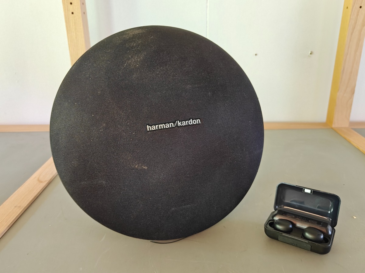 harman/kardon model HK 0S4 trådløs højttaler og trådløst headset