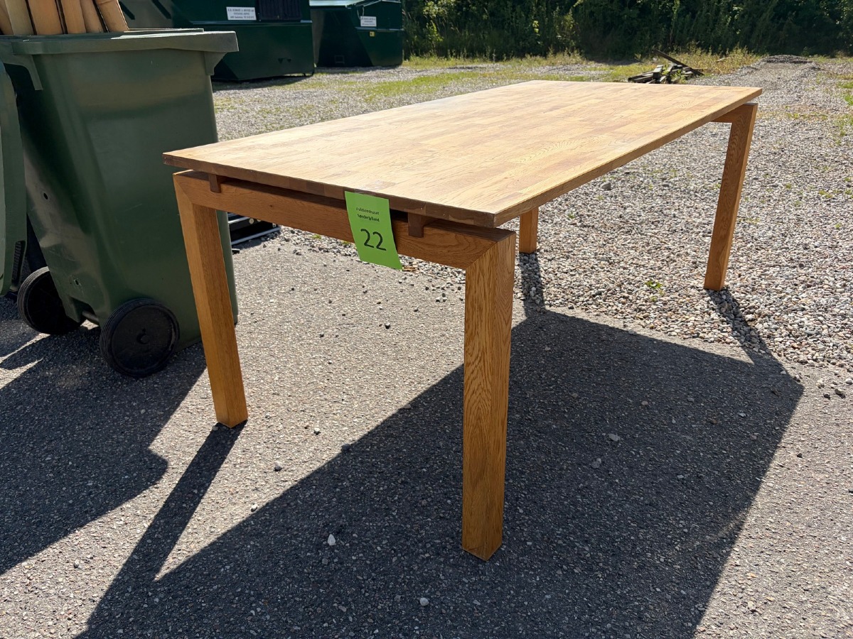 Spisebord i massiv eg