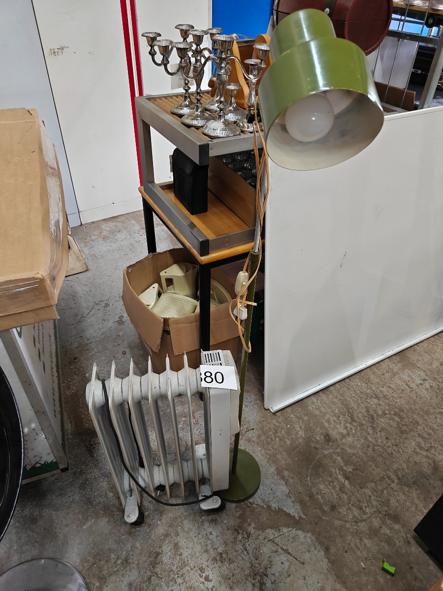 Elradiator & grøn standerlampe