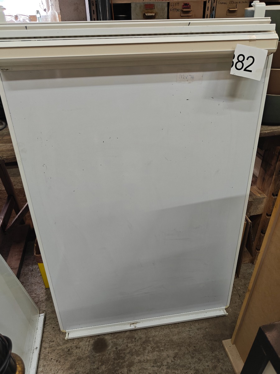 Whiteboard med vægbeslag 
