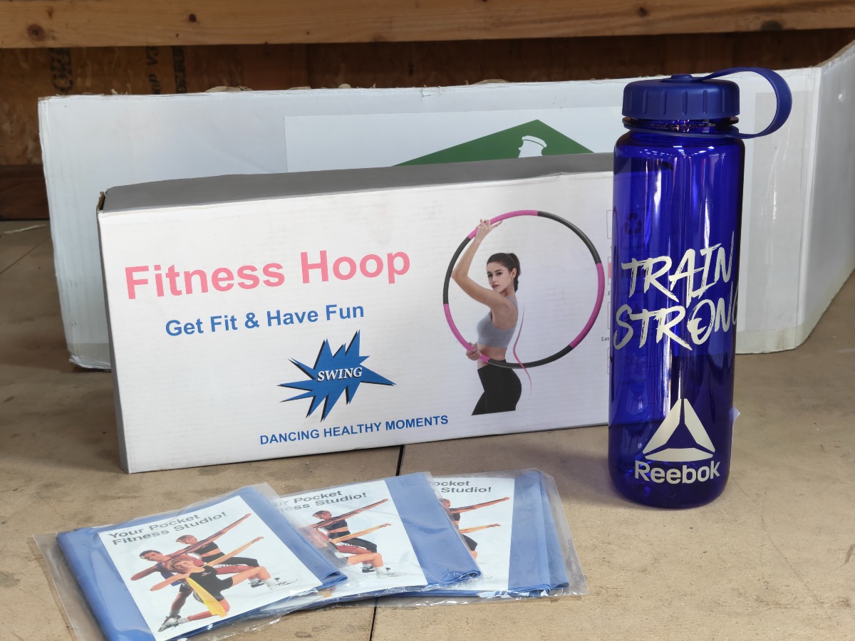 Hullahopring, fitness elastikker og drikkedunk. 