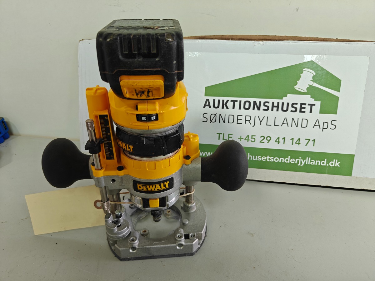 Dewalt håndoverfræser DCW600, incl. 4 Ah batteri