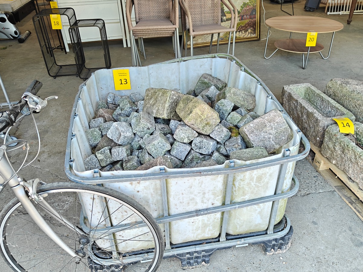 Palle med chaussésten og enkelte brosten