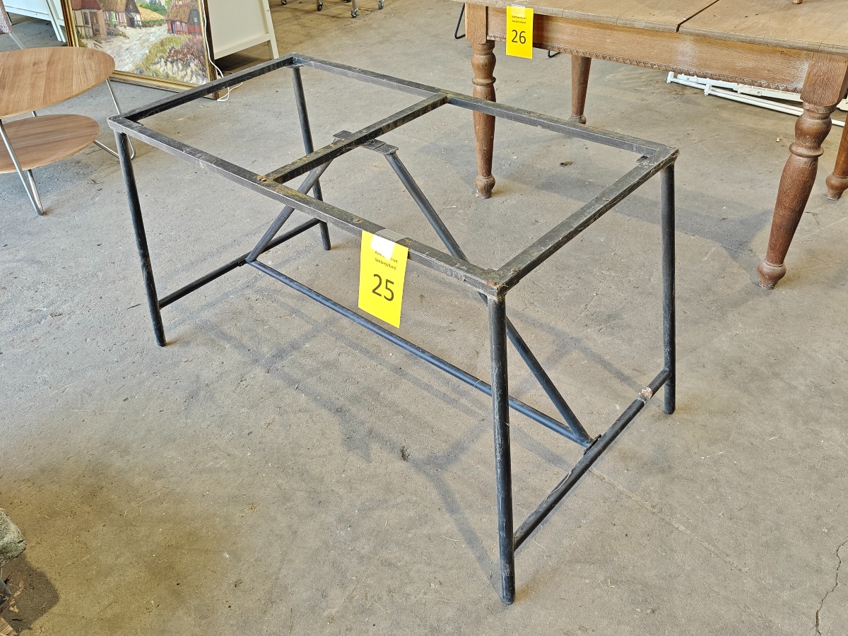 Metalstel til bord