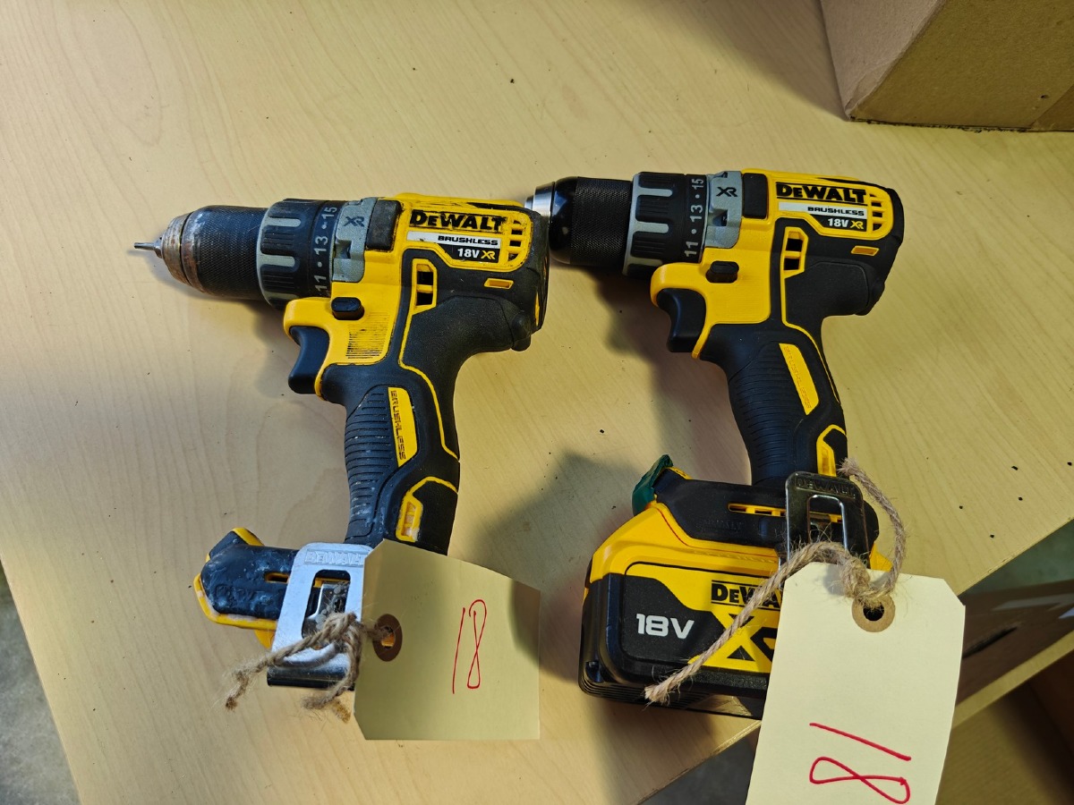 2 stk Dewalt bore/skruemaskiner DCD791, incl 1 batteri 5 Ah