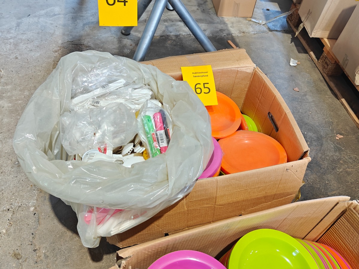 Kasse med plasttallerkner og plastbestik