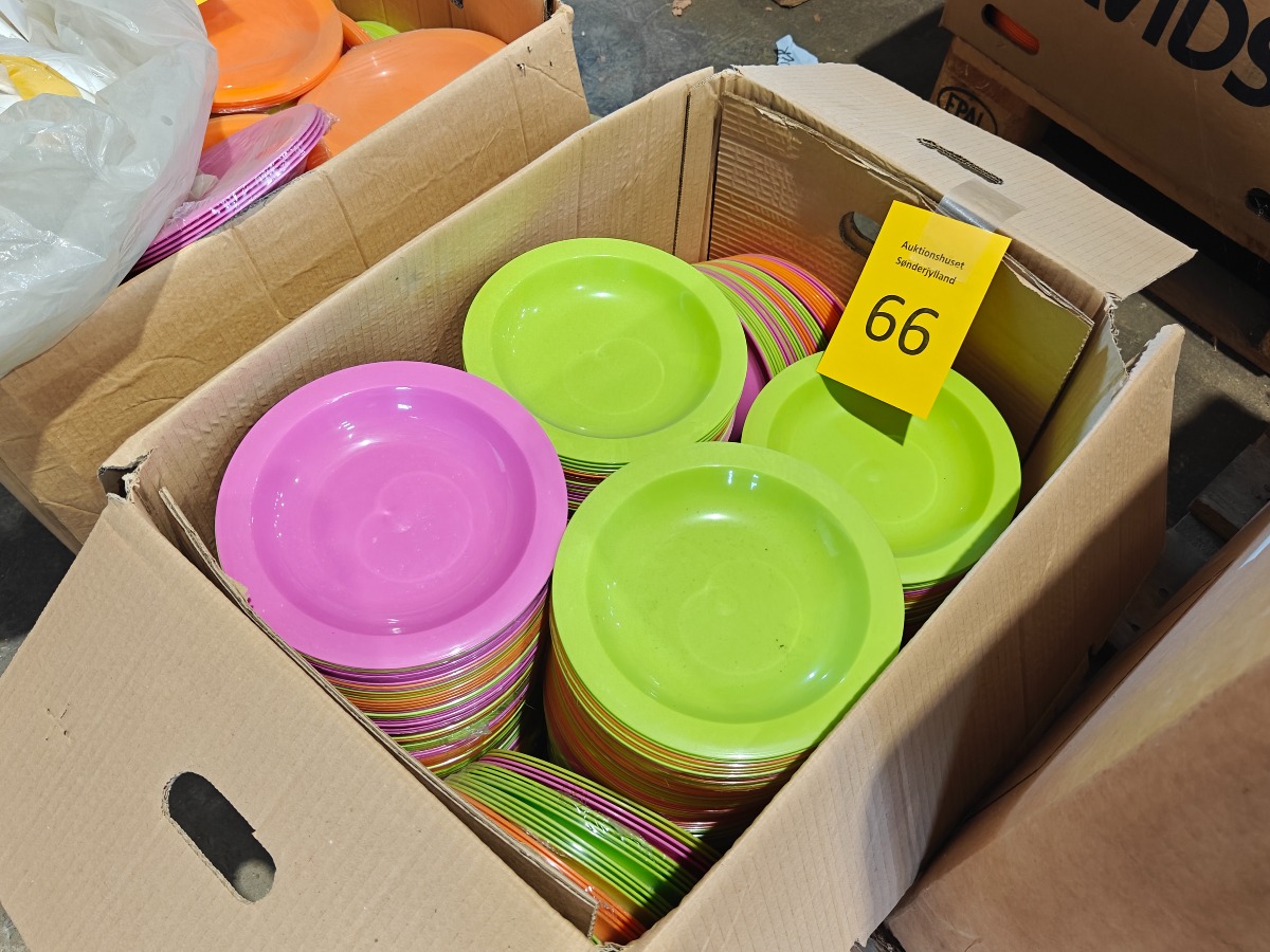 Kasse med stor mængde plasttallerkner
