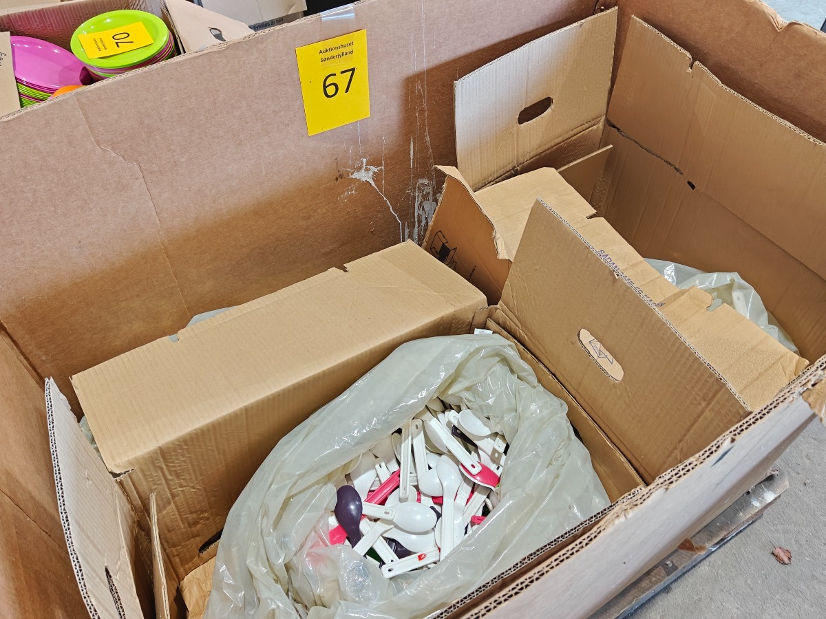 Kasse med plastbestik
