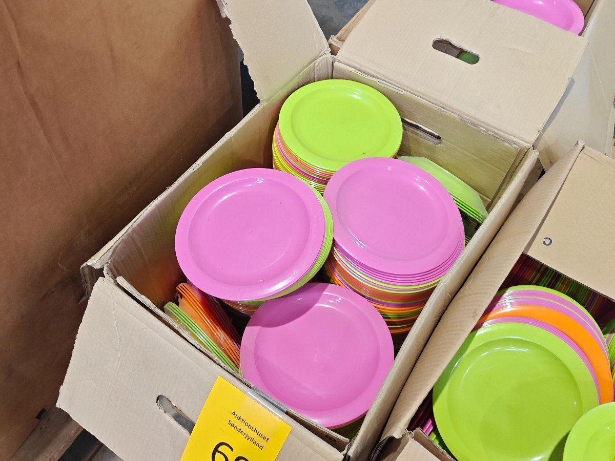 kasse med plasttallerkner