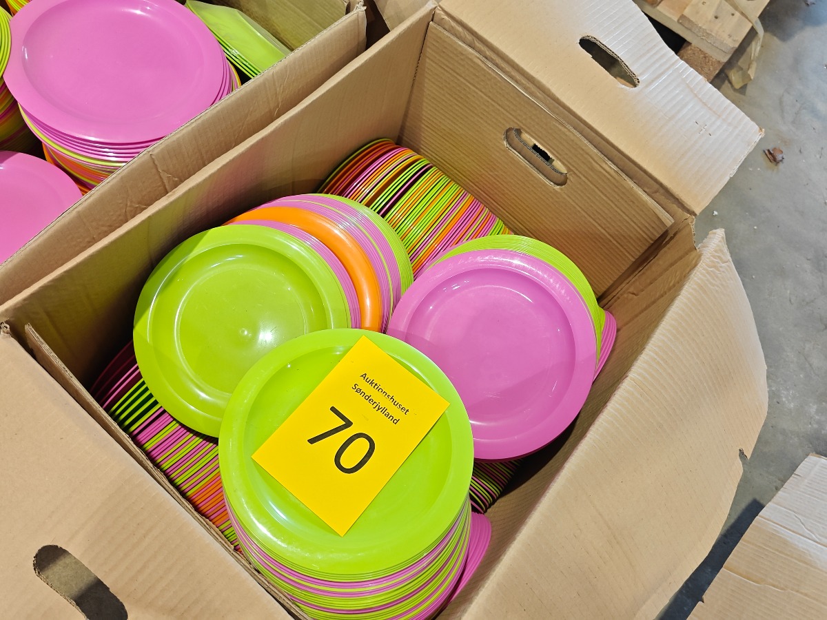 kasse med plasttallerkner