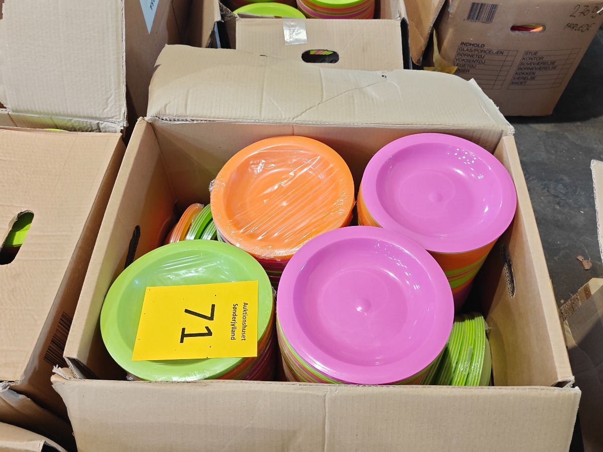 kasse med plasttallerkner