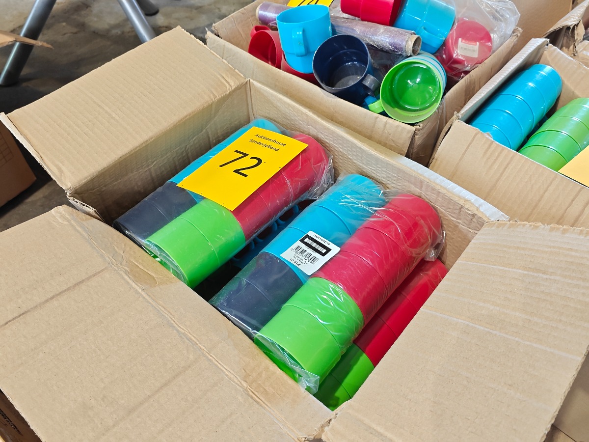 Kasse med stabelbare plastkrus