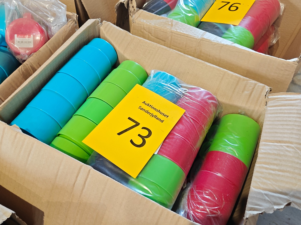 Kasse med stabelbare plastkrus
