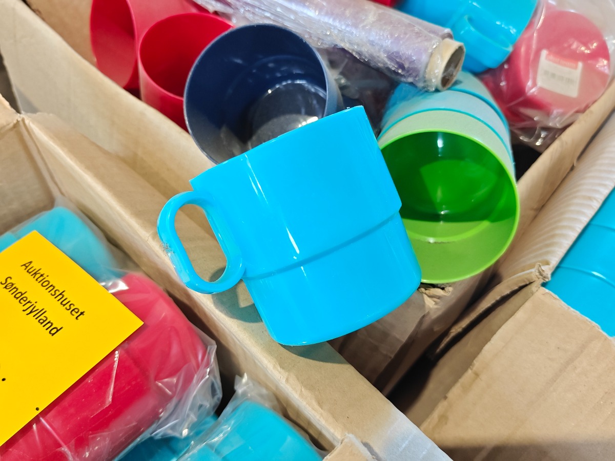 Kasse med stabelbare plastkrus