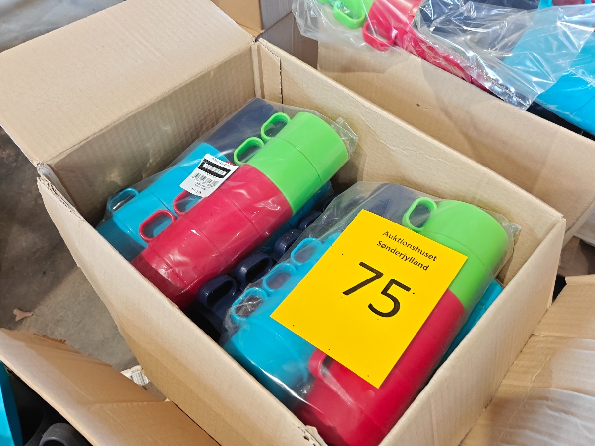 Kasse med stabelbare plastkrus