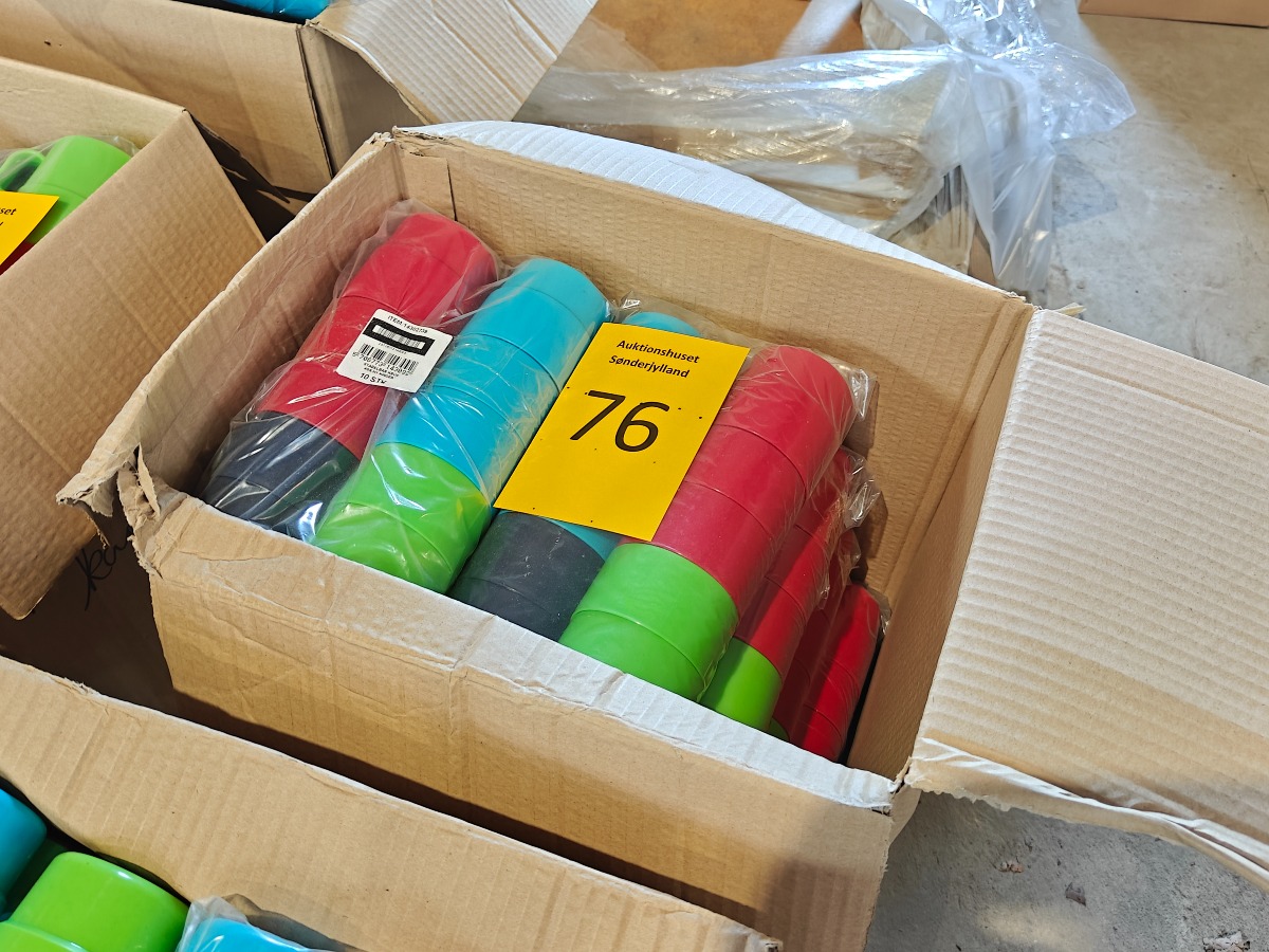 Kasse med stabelbare plastkrus
