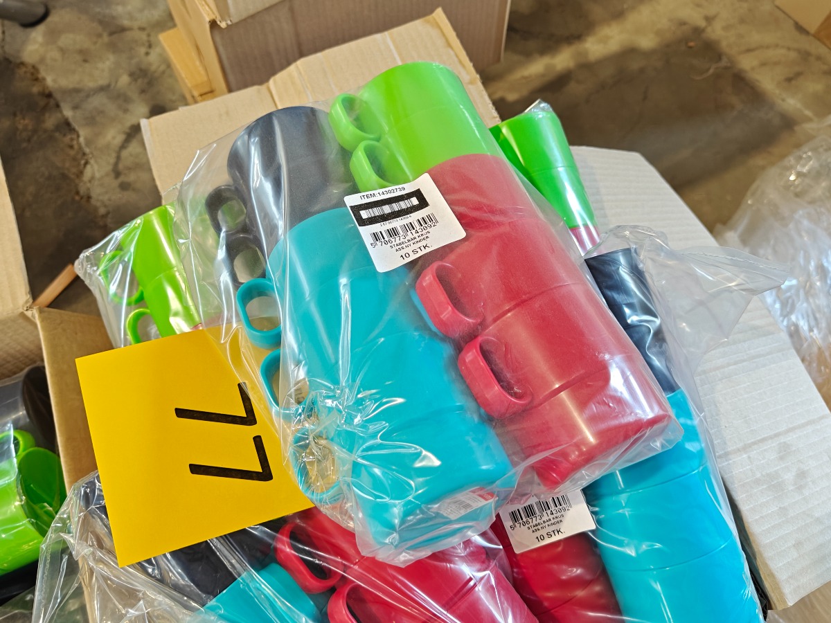 Kasse med stabelbare plastkrus