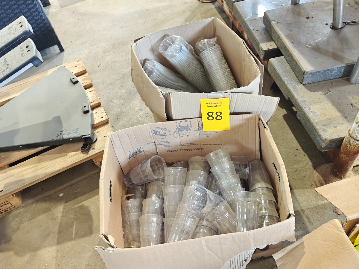 2 kasser med plastglas