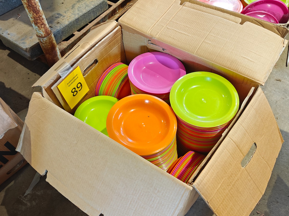 Kasse med plasttallerkner