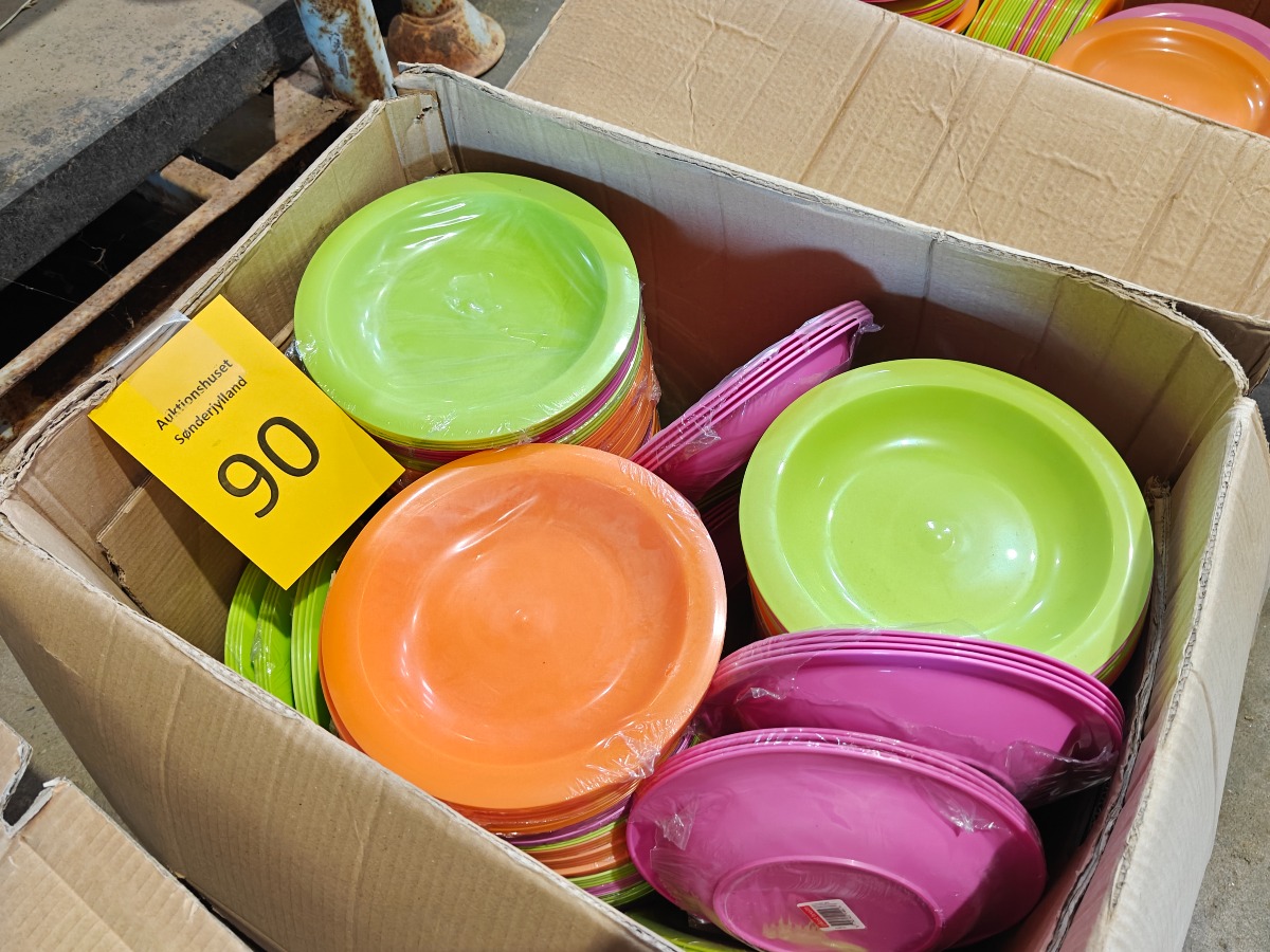 Kasse med plasttallerkner