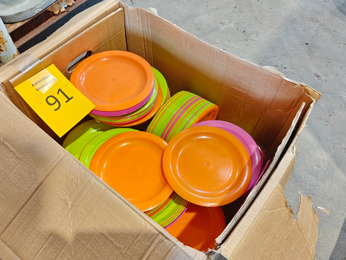 Kasse med plasttallerkner
