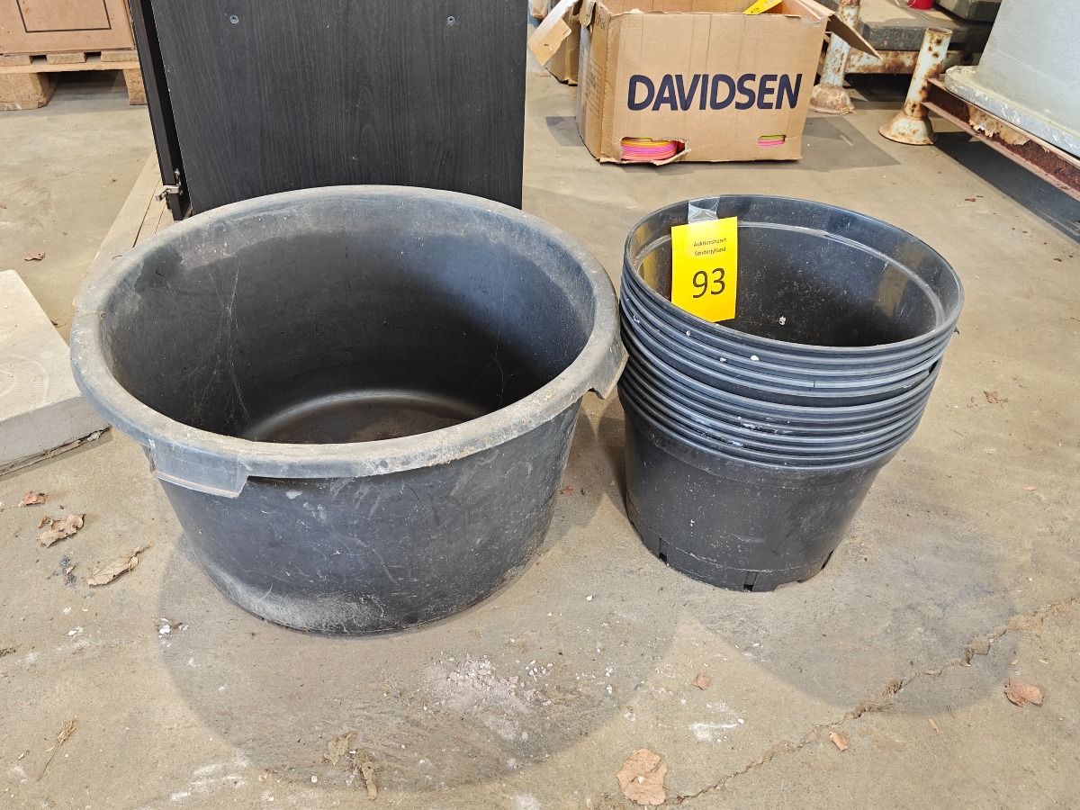 Murerbalje samt stabel plastpotter