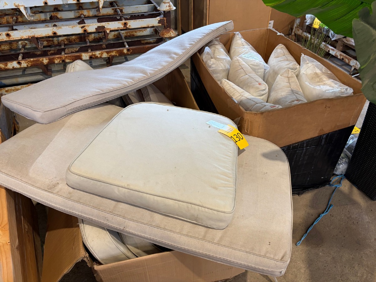 Kasse med assorterede hynder