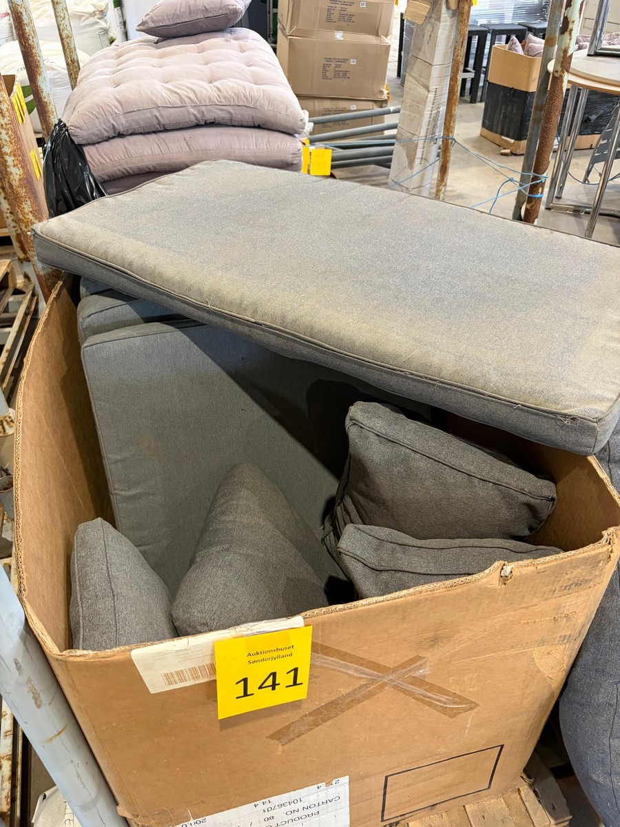 Kasse med assorterede hynder