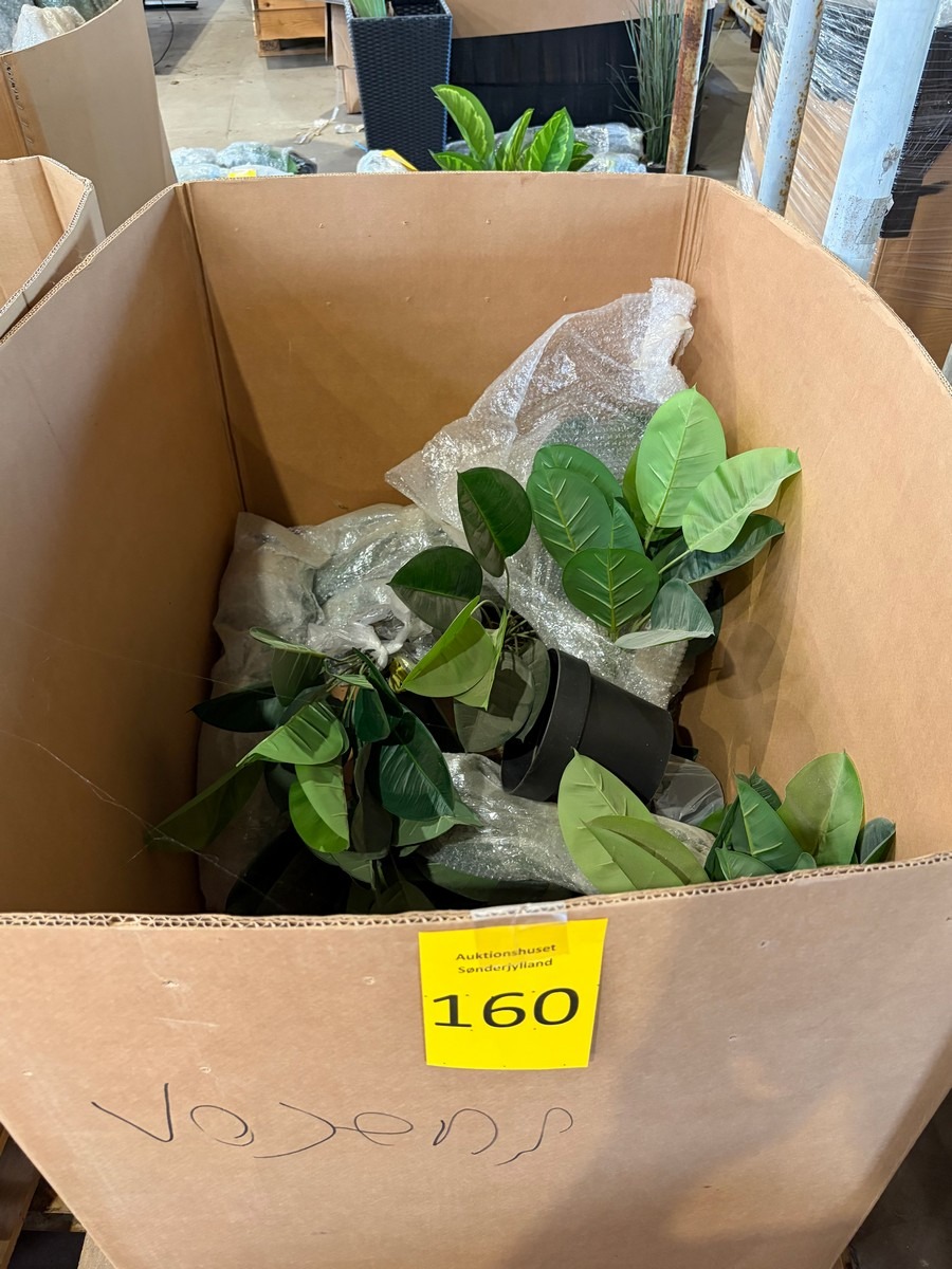 Kasse med plastblomster