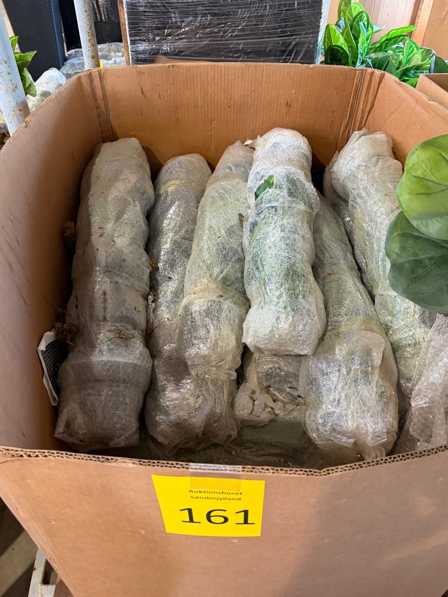 Stor kasse med plastblomster