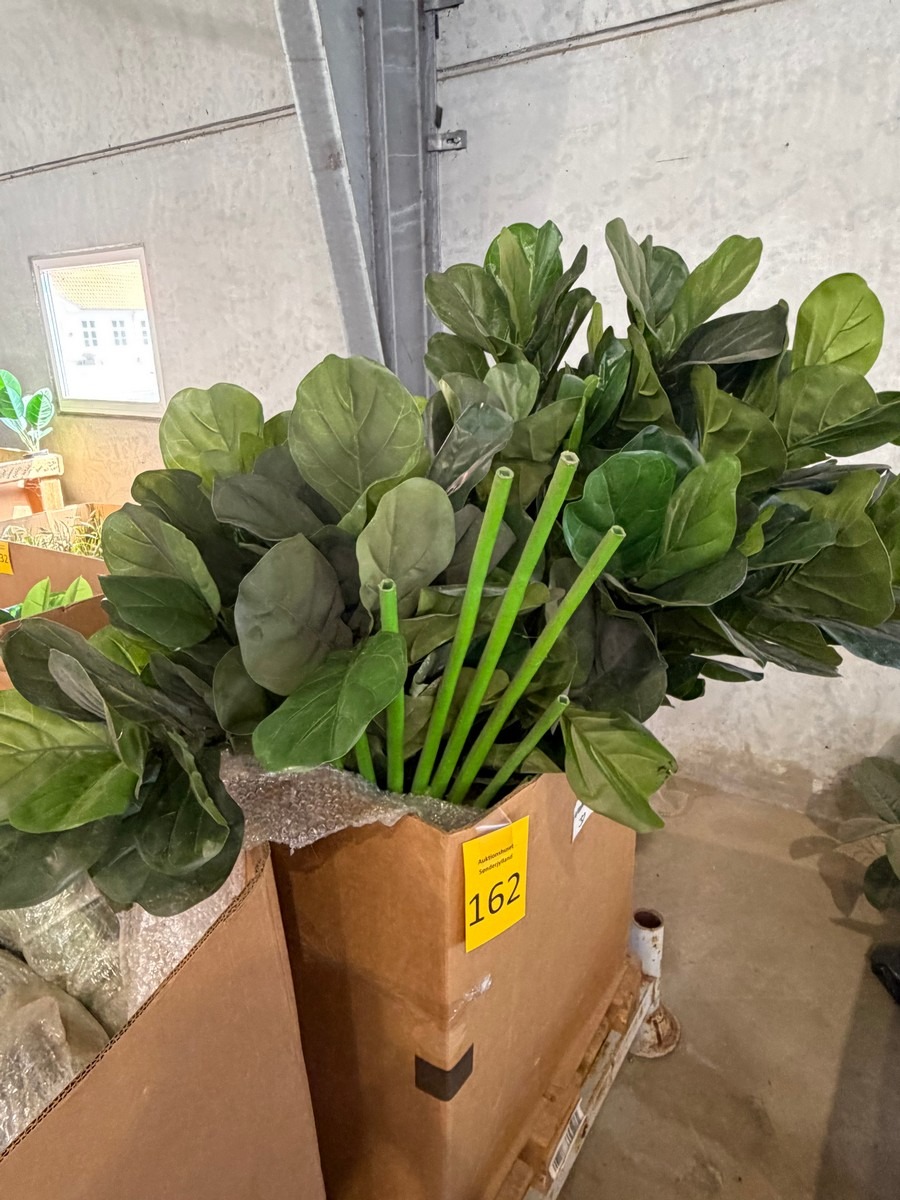 Kasse med større plastblomster