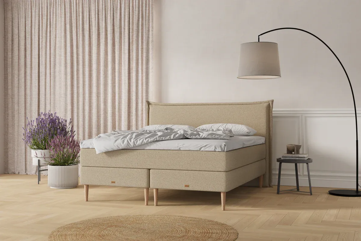 SÖVNN Nala Kontinentalseng - 180x200 – Sand, med to i en topmadras. 8 stk. sengeben, 2 x sengesæt & 4 stk. puder (8044)