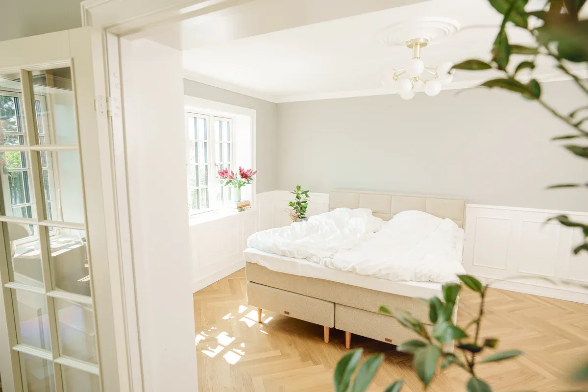 SÖVNN Comfort Kontinentalseng - 210x210 – Sand, med sengegavl & to i en topmadras (9376)