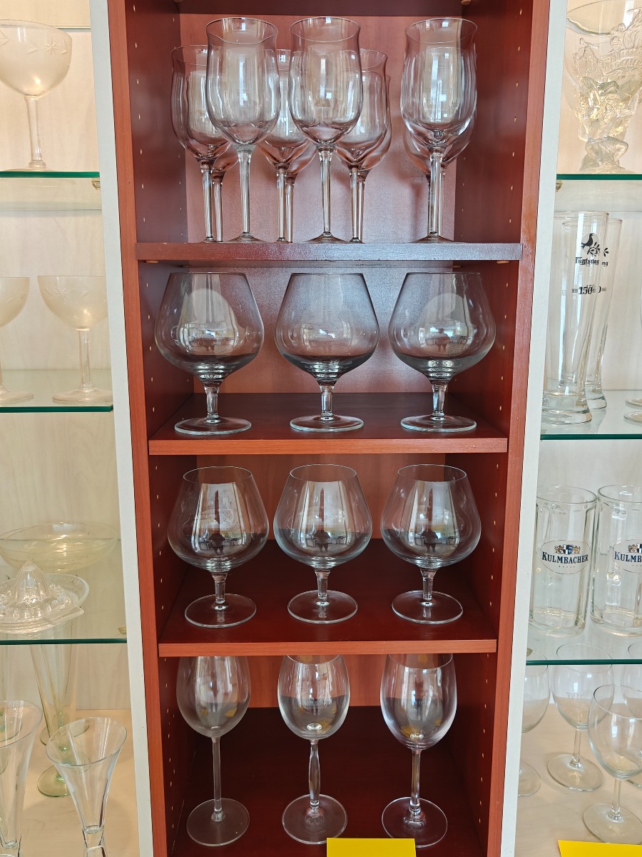 Drikkeglas på hylder