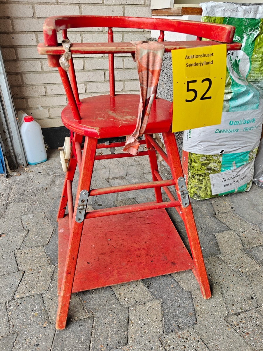 Ældre højstol, rødmalet