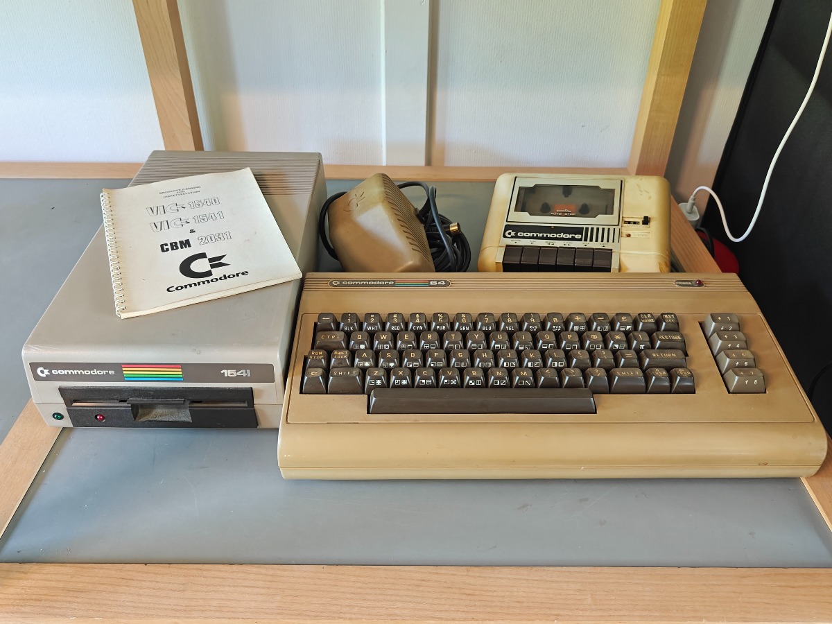 Commodore 64 med tilbehør