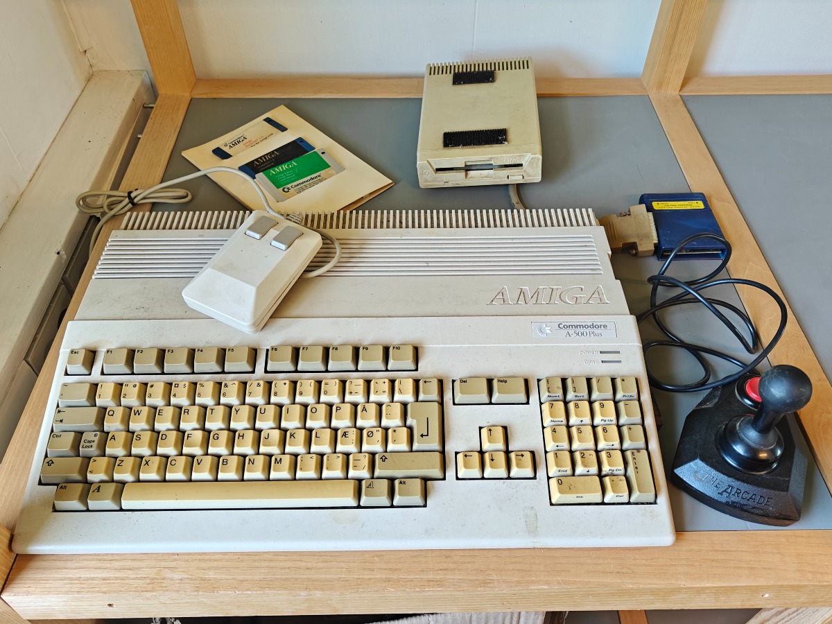 Commodore Amiga A-500 Plus med tilbehør