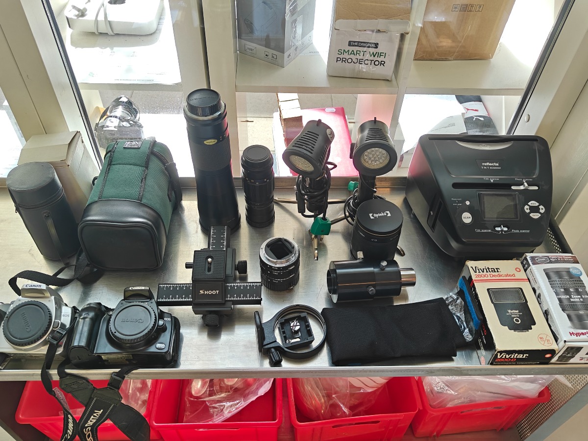 Kasse med forskellige ting til fotografering