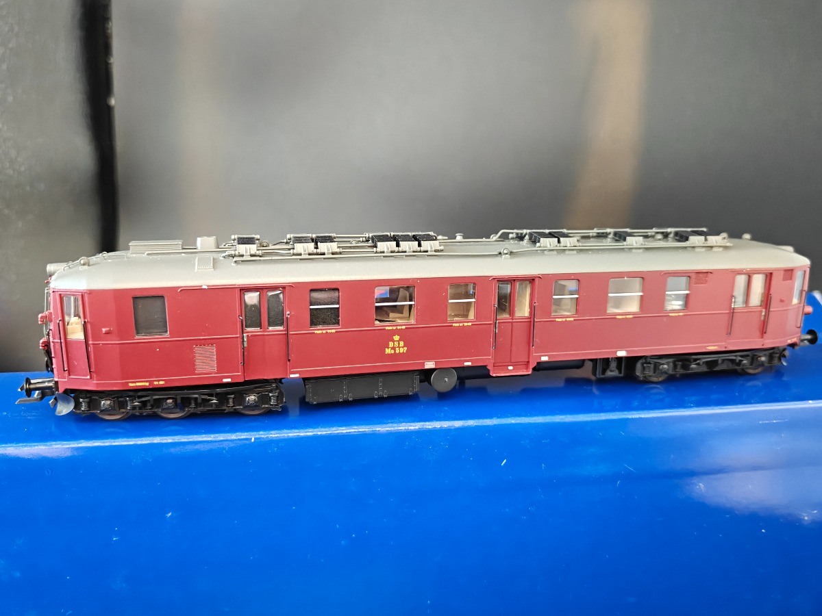 Heljan MO 597 AC digital med DSB logo