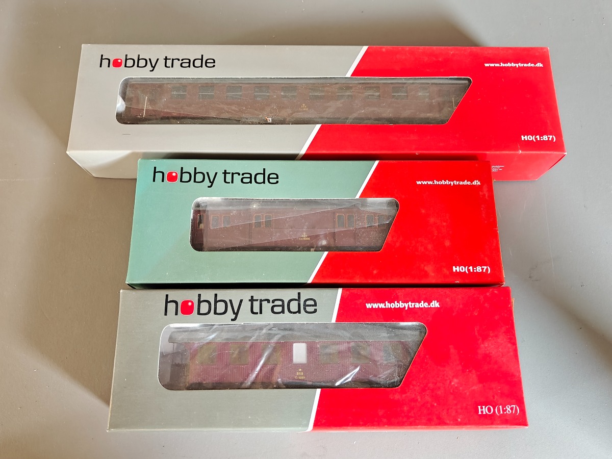 3 Hobbytrade passagervogne med DSB logo. 51007, 51071 og 61051