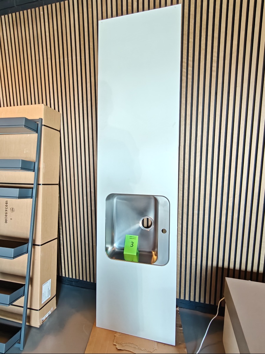 Laminatbordplade med underlimet stålvask. 238x61 cm. Midt vask 81 cm fra højre. 