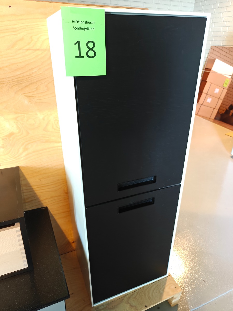 S12 badeværelsesskab, Sort eg front