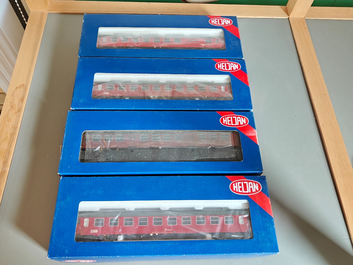 4 Heljan DSB passagervogne. 5076, 6039, 6040 og 6094