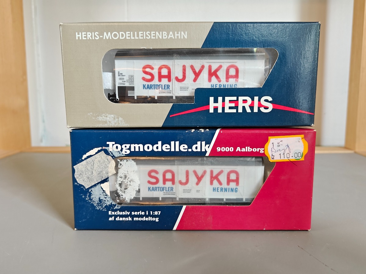 Heris. 2 DSB vogne med Sajyka logo