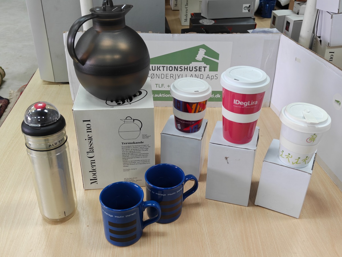Kaffekande, 3 termokrus, en termodunk og 2 kaffekopper. 