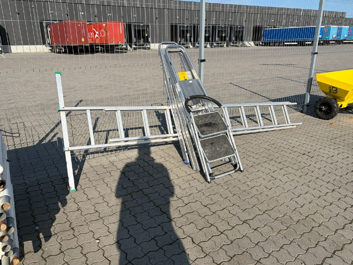 Parti diverse aluminiumstiger og trappestiger