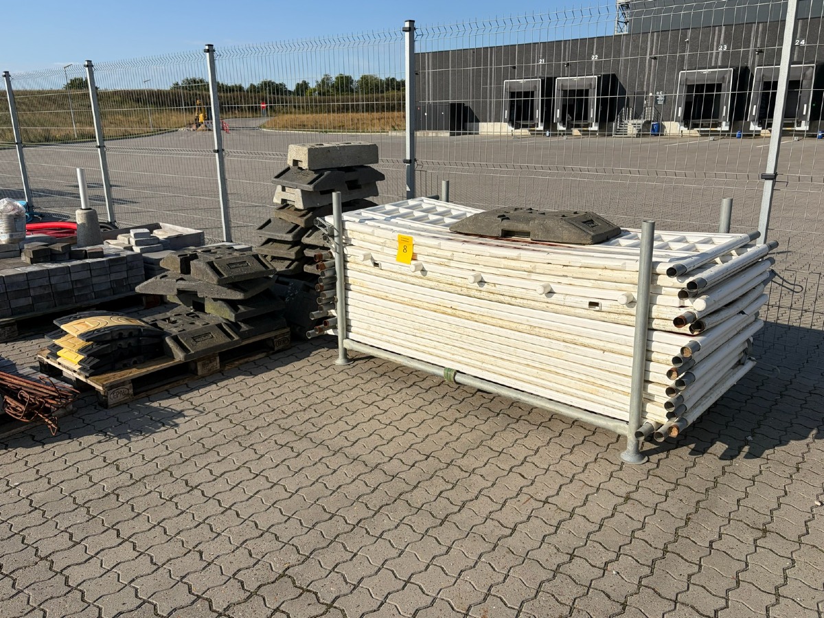 Parti afspærringsmateriel med fødder og hegnselementer