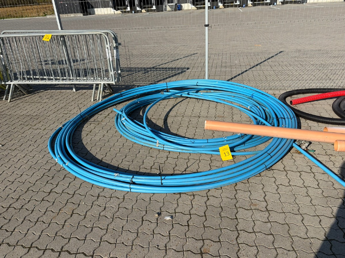 Parti blå PE-vandrør – ca. 20 mm og 25 mm