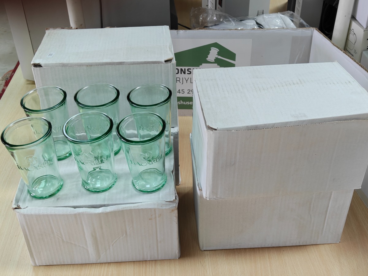 5 kasser med 6stk Bacardi drikke glas. 